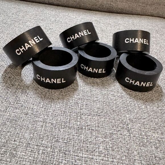 CHANEL Black and White Wood Napkin Ring Set of 6 - Picture 4 of 8